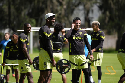 Los arqueros Alexander Domínguez (i) y Gonzalo Valle (d) en la pretemporada alba.