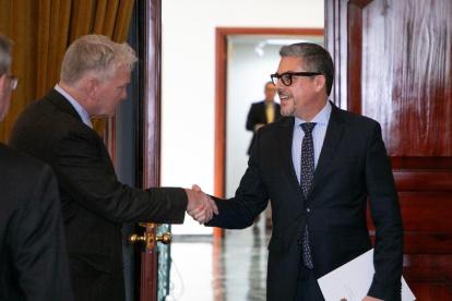 El viceministro de Movilidad Humana, Alejandro Dávalos, se reunió con el ministro consejero de la embajada norteamericana en Ecuador, Lawrence Petroni, para analizar mecanismos de cooperación.
