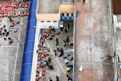 Los policías y militares tomaron el control absoluto de la cárcel de Ambato la tarde del sábado 13 de enero.