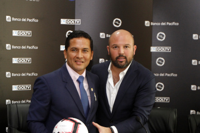 Luis Muentes junto a Miguel Ángel Loor, presidente de la LigaPro.