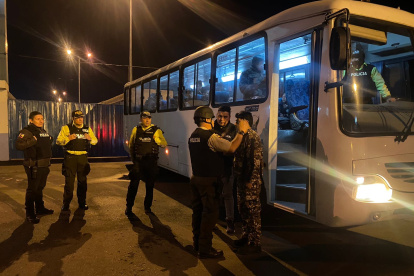 Momento en el que los guías penitenciarios fueron trasladados a una casa de salud.