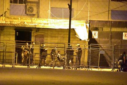 Los 15 guías penitenciarios fueron liberados alrededor de las 20:30 de este sábado.