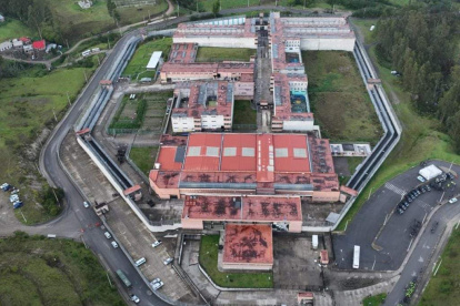 Policías y militares ingresan en la cárcel de Turi