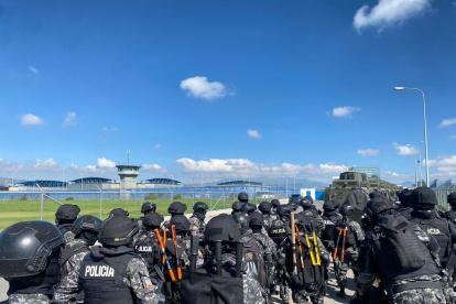 Alrededor de 758 policías de grupos élite de la Policía Nacional acompañados de militares y tanquetas están a la espera de la orden