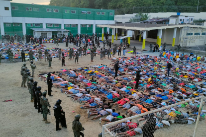 Intervención. Los militares ingresaron a las prisiones y enviaron a los reos al patio para revisar el interior de la infraestructura.