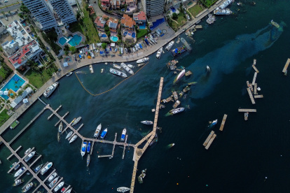 Fotografía aérea que muestra el reflejo en el agua de la contaminación marina por derrame de combustible, el 13 de enero de 2024.