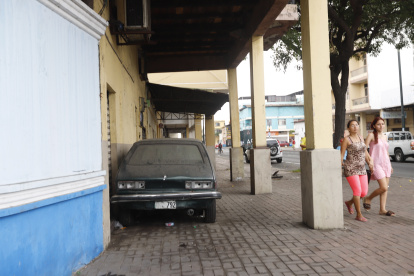 Lo que se ve en las calles Gómez Rendón y Salinas es común en otros puntos de la ciudad, denuncia la ciudadanía. Hasta los soportales son destinados, dicen, a los carros.