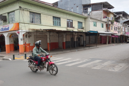Calle. En la 10 de Agosto, apenas uno que otro local abre sus puertas.