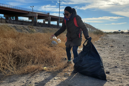 Los migrantes recogen la basura en el camino
