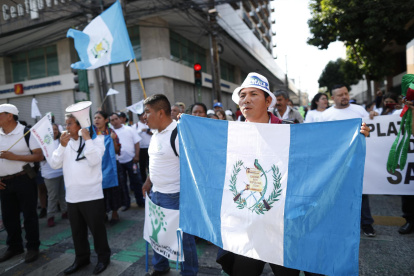 Indígenas guatemaltecos marchan hacia la Plaza de la Constitución para exigir que se garantice la investidura del presidente electo, Bernardo Arévalo de León.