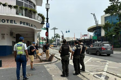 La falla eléctrica subterránea se registró en avenida Malecón y la calle Juan Montalvo.