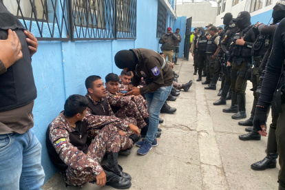 Protocolo. Primero fueron revisados médicamente, luego pudieron ver a sus allegados.