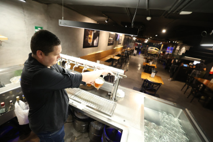 Urdesa. En Golden Prague, uno de los espacios que permanecía lleno de clientes desde su inauguración, las mesas y la barra cervecera se ven sin gente.