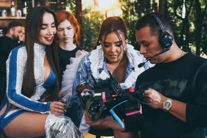 Dayanara y Paola Jara en la grabación de su nuevo vídeo.