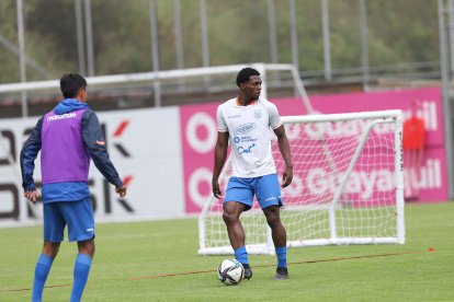 Justin Cuero (d) se perfila como titular en el ataque de la Tri sub-23, en busca de la clasificación a París 2024.