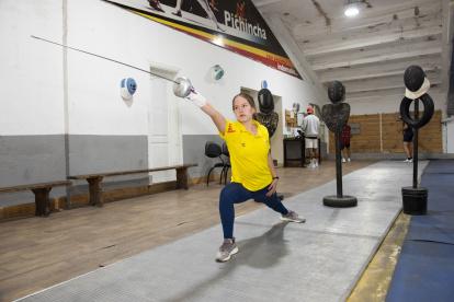 María Sol Naranjo durante un entrenamiento de esgrima, una de las disciplinas del pentatlón moderno. La deportista, de 16 años, se alista para su primera experiencia olímpica.
