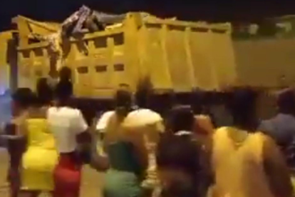 Faltan reos en la cárcel de Esmeraldas, una retroexcavadora llegó para retirar material y llevar en camiones.