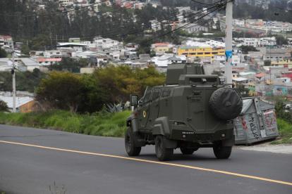Fotografía de vehículo blindado durante un patrullaje, el 11 de enero de 2024, en el barrio Comité del Pueblo Zona Once en Quito