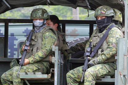 Soldados del ejército ecuatoriano patrullan cerca al Centro de Privación de Libertad Zonal No. 8 en Guayaquil (Ecuador).