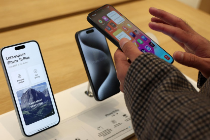 iPhones en una tienda Apple en Londres, Gran Bretaña, 09 de enero de 2024.
