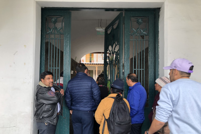 Familiares de personas detenidas conversaron con el gobernador de Cotopaxi.