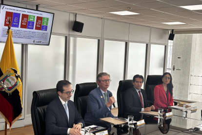 El ministro de Economía y Finanzas, Juan Carlos Vega (centro), en rueda de prensa este 15 de enero de 2024.