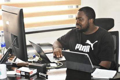 El experiodista nigeriano Fouad Lawal en su oficina en el estado de Lagos desde donde ha impulsado el primer archivo digital de diarios del país.