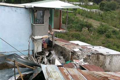 El canal de riego aumentó el caudal por un taponamiento y el agua arrasó con seis viviendas en Pinllo