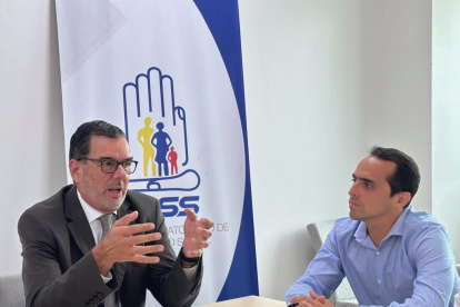 Eduardo Peña Hurtado dialoga con Jorge Salas von Buchwald, posesionado como gerente general del Hospital del Norte Los Ceibos, del IESS, este lunes 15 de enero.
