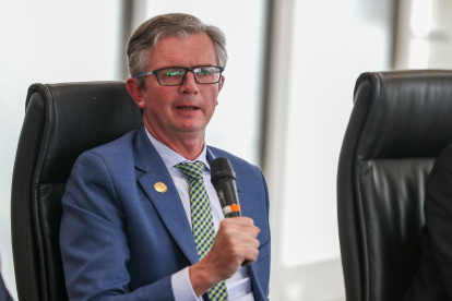 El ministro de Economía y Finanzas de Ecuador, Juan Carlos Vega, ofrece una rueda de prensa hoy, en Quito (Ecuador).