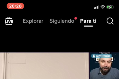 Antonio Valencia y la famosa gorra de TikTok.