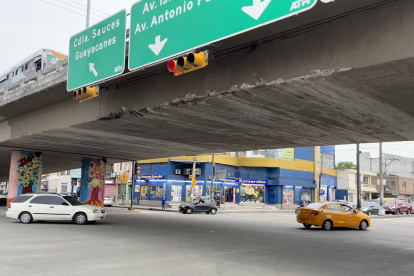 Deterioro. En reiteradas ocasiones, las varillas de este paso a desnivel, ubicado en la ciudadela La Garzota, terminan exponiéndose a la intemperie, en ambos sentidos.