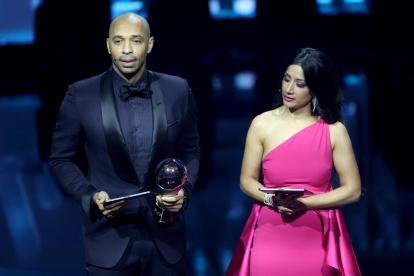 Thierry Henry recibió el The Best por Leo Messi, quien no asistió a la gala.
