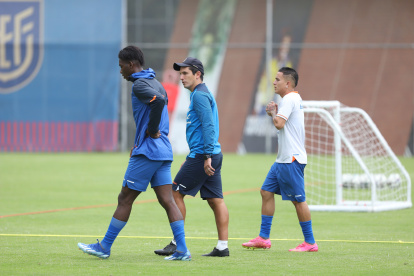 Miguel Bravo (c) apunta a convertirse en el primer entrenador que clasifique a una Tricolor a los Juegos Olímpicos.