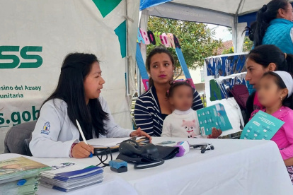 Personal médico del IESS del Azuay brindan atención en salud a menores del cantón Nabón, en agosto de 2023.