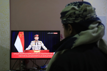 Una persona ve una declaración televisiva del portavoz militar de los hutíes, Yahya Sarea, tras un nuevo ataque con misiles contra un barco de propiedad estadounidense en el Golfo de Adén, en Saná, Yemen, el 15 de enero de 2024.