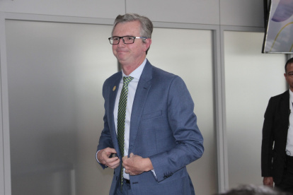 El ministro de Finanzas, Juan Carlos Vega, ayer en su rueda de prensa para transparentar cifras.