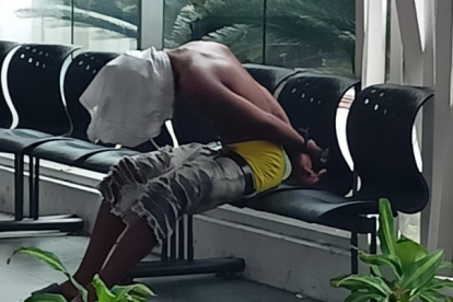 En una publicación hecha por la Fuerzas Armadas, en su cuenta oficial de X, se ve cómo uniformados llevan al vinculado hasta una dependencia policial.