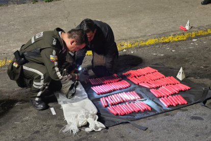 Personal del GIR y canes especializados acudieron  al sitio para verificar los artefactos explosivos.