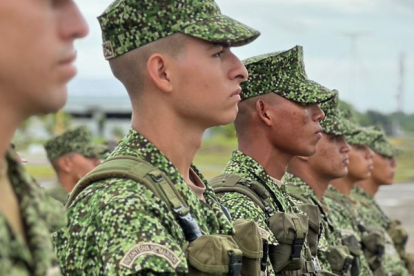 Militares colombianos custodian la frontera con Ecuador.