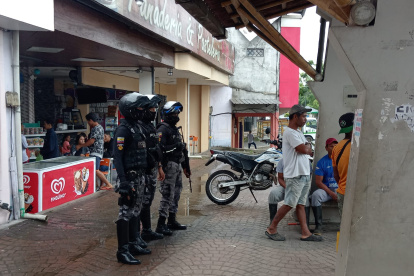 Policías patrullando en sector comercial.