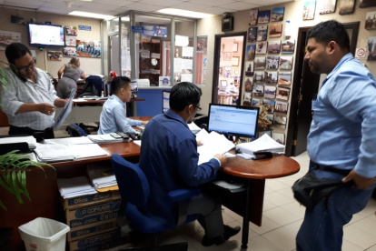 Una de las medidas que se han adoptado es que los usuarios se identifiquen antes de subir o ingresar a las oficinas de los notarios.