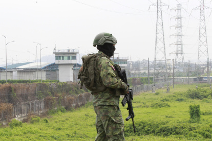 Un soldado del ejército ecuatoriano patrulla cerca al Centro de Privación de Libertad Zonal No. 8, el pasado el 14 de enero de 2023, en Guayaquil (Ecuador)