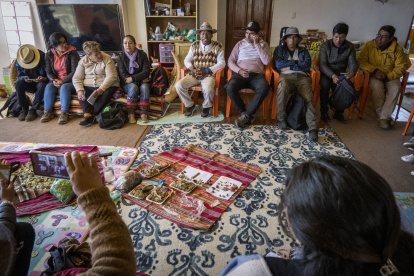 Indígenas bolivianos asisten a una reunión en la "Escuela de saberes ancestrales" el 7 de enero de 2024, en Achocalla