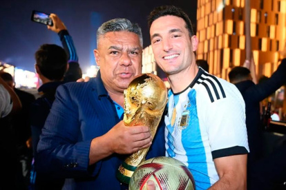 El presidente de AFE, Claudio Tapia (i) y el entrenador Lionel Scaloni (d) se reunieron en Buenos Aires