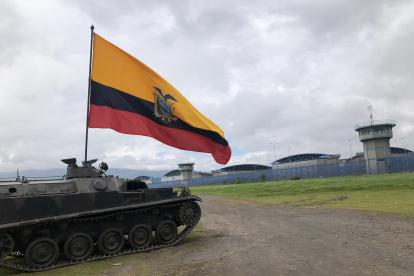 Los agentes militares realizaron la incursión con una bandera flameante de Ecuador