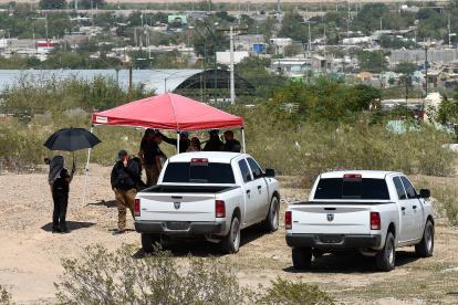 Varios agentes de la policía en el lugar donde fueron encontradas varias personas secuestradas.