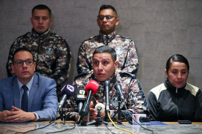 El agente de prisiones Carlos Ordóñez (c), vicepresidente de la Asociación de Servidores Penitenciarios (Asorsepen), habla durante una rueda de prensa hoy, en Quito (Ecuador).