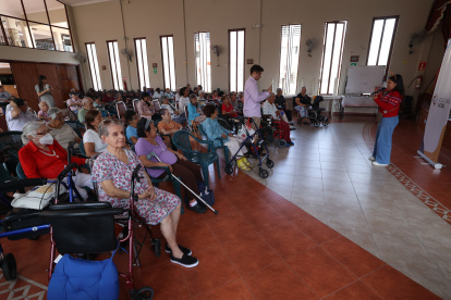 Actividades. La UCSG organizó, en diciembre, una campaña en favor de los adultos del Hogar San José.
