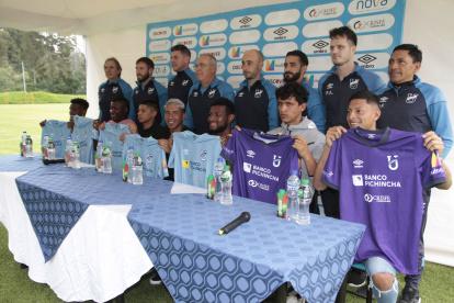 El cuerpo técnico del Trencito junto a los siete refuerzos que llegaron para 2024.